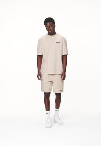 Pegador LOGO TEE - T-shirt basic - washed desert sand/black gum