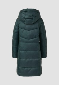 Długi, ciemnozielony puchowy płaszcz z kapturem. Posiada pikowaną strukturę, widoczne szwy i prosty krój. Widok z tyłu ukazuje gładką teksturę.