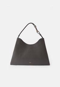 Sac à main en cuir gris avec une silhouette courbée, texture lisse, poignées supérieures et accent logo doré au bas au centre.