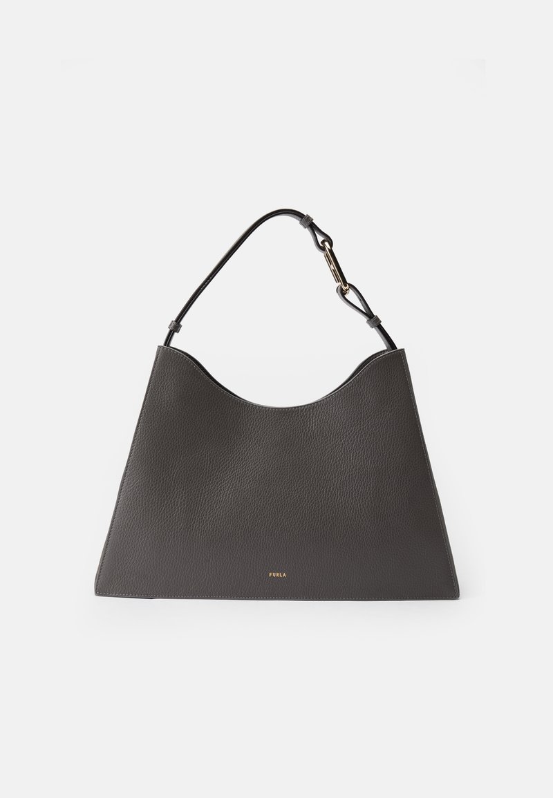 Sac à main en cuir gris avec une silhouette courbée, texture lisse, poignées supérieures et accent logo doré au bas au centre.