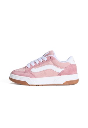 Les baskets en daim rose présentent une bande latérale blanche, des lacets blancs et une semelle extérieure en caoutchouc naturel, avec des perforations sur le bout pour la respirabilité.