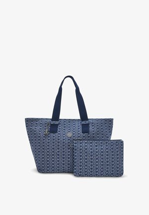 Blå mönstrad toteväska med breda handtag och matchande dragkedjepåse, med en liten hängen charm och varumärkesemblem på framsidan.