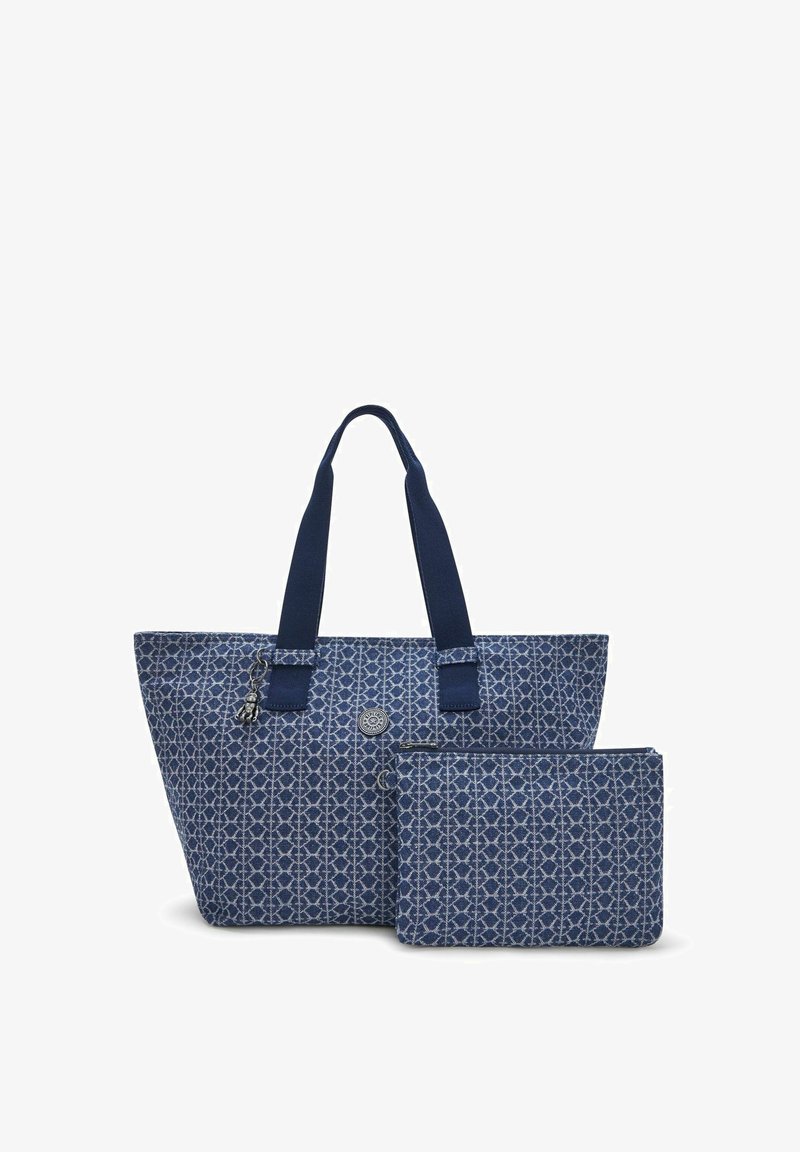 Blå mønstret tote-task med brede håndtag og en matchende lynlåspose, som har et lille hængende charm og brandemblemet på forsiden.