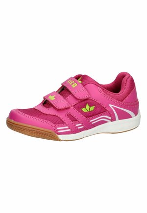 Pinkes Kindersportsschuh mit zwei Klettverschlüssen, grünen Blattmotiven, weißer Sohle und brauner strukturierter Außensohle.