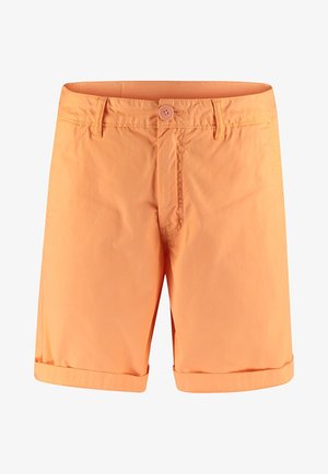 Shorts en coton orange avec un bouton à l'avant, des passants de ceinture et un ourlet roulé. Présente des coutures propres et une texture lisse.