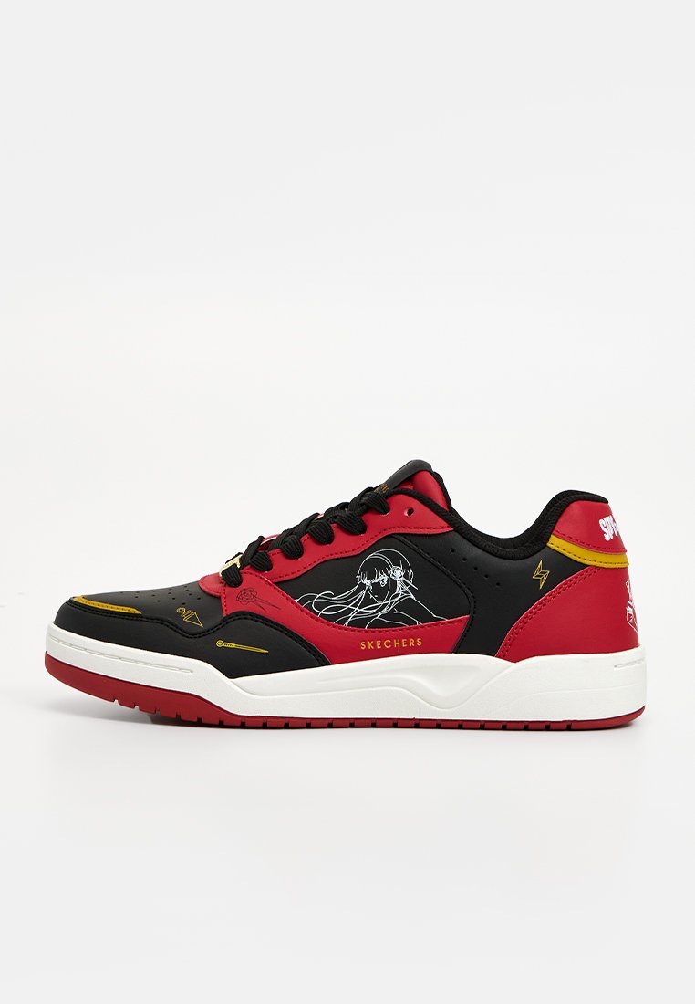 Zapatilla negra y roja con un acabado de cuero suave, que presenta detalles en blanco, una ilustración gráfica y una suela acolchada.