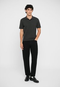 Polo de culoare gri închis cu mâneci scurte, asortat cu pantaloni negri și pantofi negri lustruiți. Design simplu, ajustat, cu guler plat.