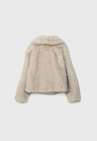 Veste en fausse fourrure couleur crème avec manches longues et large col, vue de dos sur un fond uni gris clair.