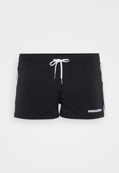 Svarta badshorts för män med vita sidostrecker, vit dragsko i midjan och "DSQUARED2"-logotyp på vänster ben.
