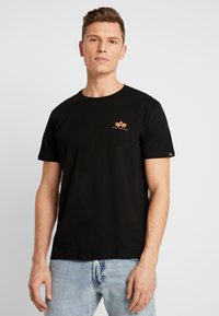 Alpha Industries SMALL LOGO - Basic póló - black / neon orange