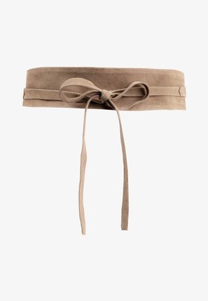 Ceinture enveloppante en daim marron clair nouée en nœud avec de longs pans pendants, conçue pour le style à la taille ou comme accessoire.