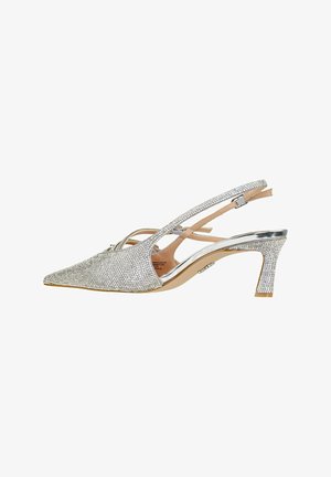 Tacchi alti slingback argento con punta affilata, decorati con strass. Presentano un tacco metallico e un interno beige. Parte superiore testurizzata.