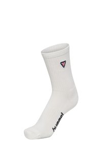 Hvide ankelstrømper med ribbet tekstur, der har et sort "hummel" logo på siden og et trekantet logo broderet øverst.