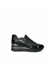 Sneaker in pelle verniciata nera con design slip-on, accenti testurizzati e tacco a zeppa con una striscia metallica. Dettaglio zip laterale visibile.