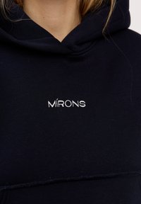 Felpa con cappuccio blu navy con finitura testurizzata, dotata di un logo ricamato bianco "MIRONS" sul petto e cappuccio regolabile con cordino.