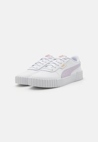 Hvite lær sneakers med en mellomsåle, teksturert gummisåle, lilla detaljer på siden og rosa merkevare på tungen.