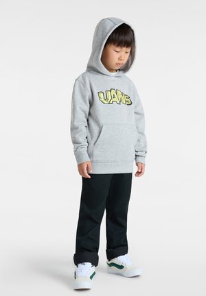 Grijze hoodie met een gele Vans-logo, voorzak en een capuchon met trekkoord; gecombineerd met donkere pants en witte sneakers met groene accenten.