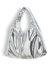 Borsa a spalla argentata in metallo con un design morbido, texture liscia e ampia tracolla, caratterizzata da pieghe sottili e un'etichetta decorativa.