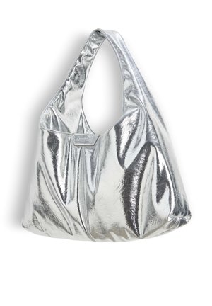 Silberne metallische Schultertasche mit einem lässigen Design, glatter Oberfläche und breitem Tragegurt, versehen mit subtilen Falten und einem dekorativen Etikett.