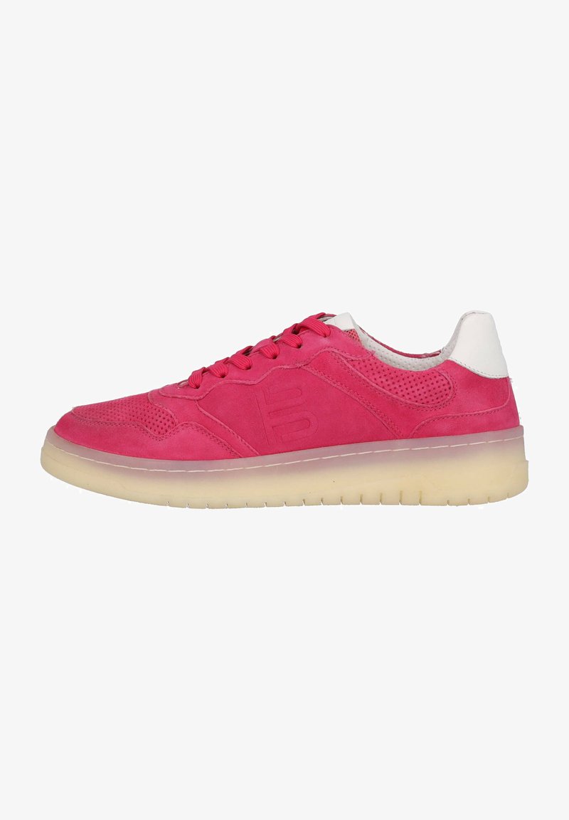 Sneakers in suede rosa con dettagli perforati, accenti bianchi, suola piatta in gomma crema e punta rotonda, con chiusura a lacci.