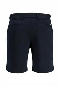 Shorts noirs sur mesure arrivant au genou avec passants pour ceinture et deux poches passepoilées à l'arrière, vus de dos sur un fond blanc.