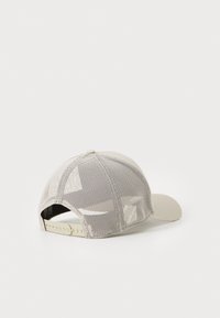 Lys beige caps med nettingbak, buet skygge og justerbar trykklås, med en glatt tekstur og minimalistisk design.