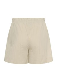 Shorts beiges à taille élastique avec un tissu léger et lisse, coupe ample, présentés de dos.