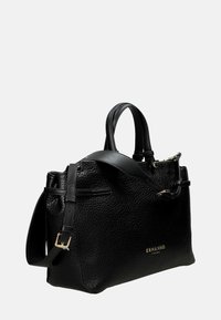 Zwarte leren handtas met een gestructureerde afwerking, dubbele handvatten aan de bovenkant, verstelbare schouderband en gouden accenten met merknaam.