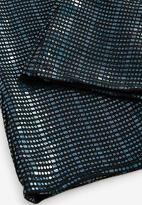 Schwarzer Stoff mit schimmernden blauen und silbernen geometrischen Mustern, der kleine Quadrate und Rechtecke in einem gitterartigen Design anordnet.