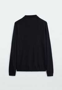 Polo en maille noire à manches longues avec col et ourlet côtelé. Texture lisse, coupe standard, sans motifs ni accents visibles.