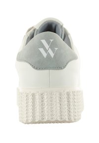 Baskets blanches avec un talon texturé gris clair et un logo. Dotées d'une semelle à motifs et de matériaux lisses, elles privilégient le confort et le style.