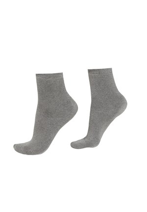 Grå ankelsockor tillverkade av ett mjukt, strukturerat tyg med en slät yta. Designen har en standardklippning och inga synliga mönster eller detaljer.