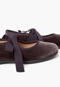 Pisamonas MERCEDITAS TERCIOPELO LAZO FAYA NIÑA - Dětské boty - gris