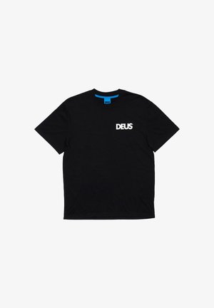 Schwarzes Baumwoll-T-Shirt mit kurzen Ärmeln, das ein weißes "DEUS"-Logo auf der linken Brust und ein blaues Etikett im Krageninnenteil aufweist.