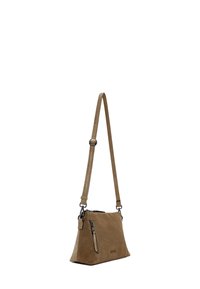 Borsa in suede marrone con una forma strutturata, tracolla regolabile e una tasca laterale con zip. Presenta un design minimalista e accenti sobrio.