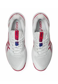 Scarpe sportive bianche con accenti rossi e blu, caratterizzate da una tomaia in mesh testurizzato e lacci piatti. Logo visibile sulla linguetta.