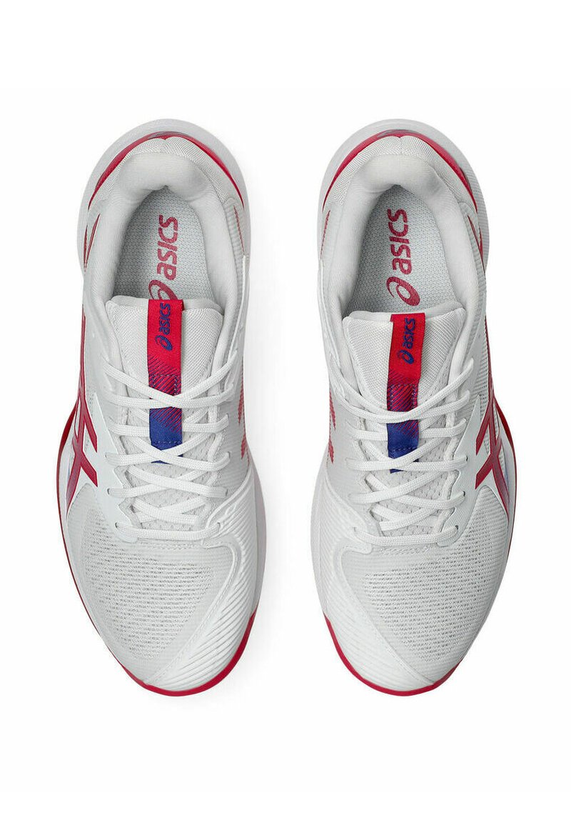 Weiße Sportschuhe mit roten und blauen Akzenten, ausgestattet mit einem strukturierten Mesh-Obermaterial und flachen Schnürsenkeln. Logo auf der Zunge sichtbar.