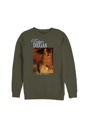Felpa verde oliva con testo Edgar Degas e una scena in stalla con un cavallo e un piccolo cane bianco e nero in piedi sulla paglia.