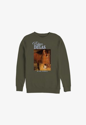 Felpa verde oliva con testo Edgar Degas e una scena in stalla con un cavallo e un piccolo cane bianco e nero in piedi sulla paglia.