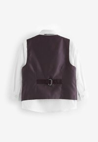 Completo formale per bambini con un gilet viola scuro e una camicia bianca. Il gilet presenta un dettaglio a fibbia sul retro e una texture liscia.