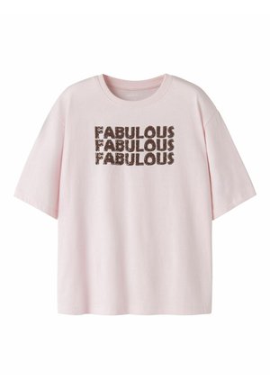 T-shirt rose clair à manches courtes avec le mot « FABULOUS » imprimé trois fois en lettres brunes en gras sur la poitrine.