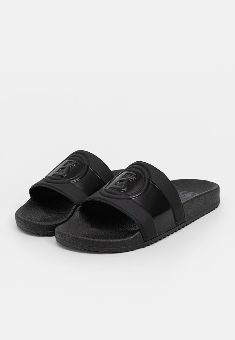 Schwarze Schlappen aus Gummi mit einem breiten Riemen und erhabenem Logo, strukturiertem Fußbett und flacher Sohle.