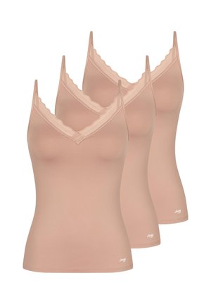 Tre camisole beige senza cuciture con sottili spalline e scollature a V smerlate, disposte in una fila sfalsata su sfondo bianco.
