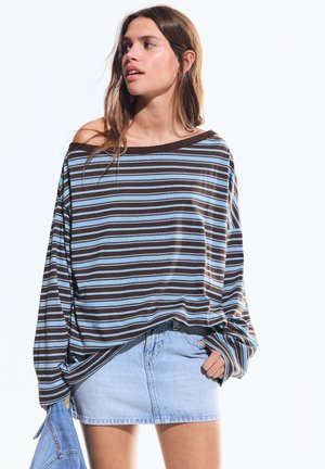 Bershka PRINTED ASYMMETRIC NECK - Top s dlhým rukávom - light blue
