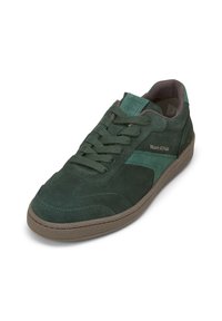 Grüne Wildledersneaker mit strukturiertem Finish, ausgestattet mit tonalen grünen Akzenten, flachen Schnürsenkeln und einer Gummisohle. Markenlogo an der Seite angebracht.