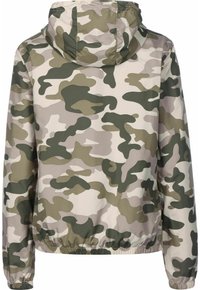 Kamuflasjejakken har et lett, glatt stoff med en nøytral palett av grønt, brunt og beige. Den har elastiske hem og hette.