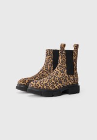 Leopardmønstrede ankelstøvler i struktureret ruskind, med sorte elastiske sidelapper og kraftige sorte gummisåler.