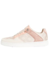 Sneakers beige con accenti rosa chiaro, tessuto testurizzato e sovrapposizioni in camoscio, suola in gomma bianca e dettagli pattern sulla parte superiore.