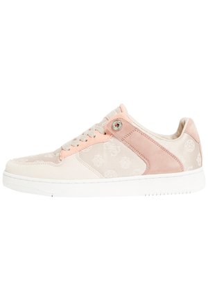 Sneakers beige con accenti rosa chiaro, tessuto testurizzato e sovrapposizioni in camoscio, suola in gomma bianca e dettagli pattern sulla parte superiore.