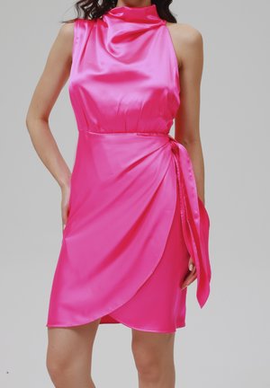 Fuchsia satin kjole med høj halsudskæring, ærmeløs design og detalje med bindebånd i siden. Har en draperet front og glat, blank tekstur.